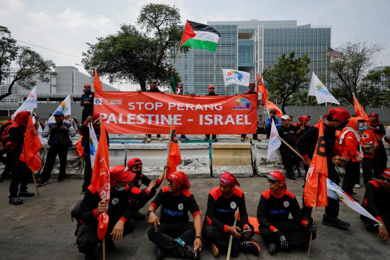 Grupos sindicales participan en una manifestación de apoyo a los palestinos y pidiendo el fin del actual conflicto entre Israel y el grupo islamista palestino Hamas