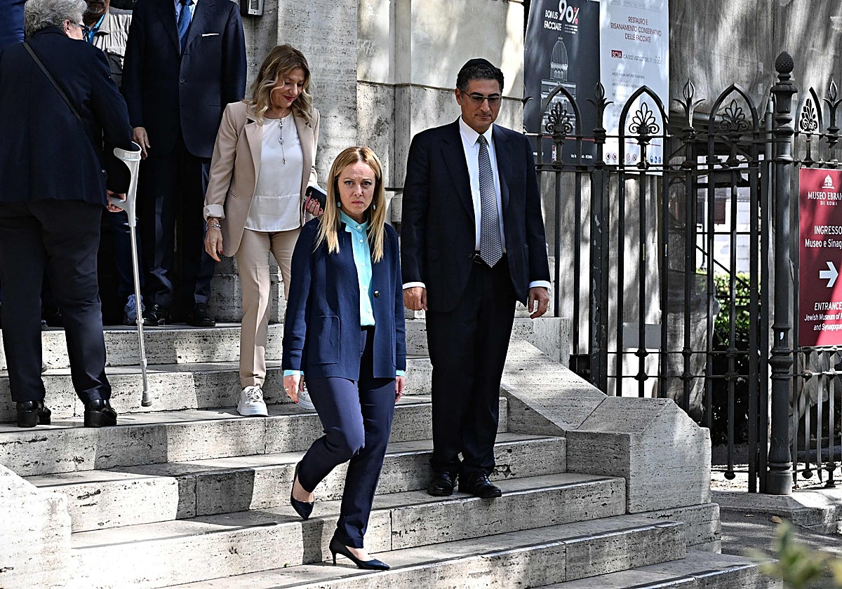 La primera ministra italiana, Giorgia Meloni, tras visitar la Sinagoga de Roma