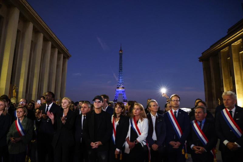La Torre Eiffel se ilumina con los colores de la bandera israelí durante una manifestación en apoyo de Israel en París