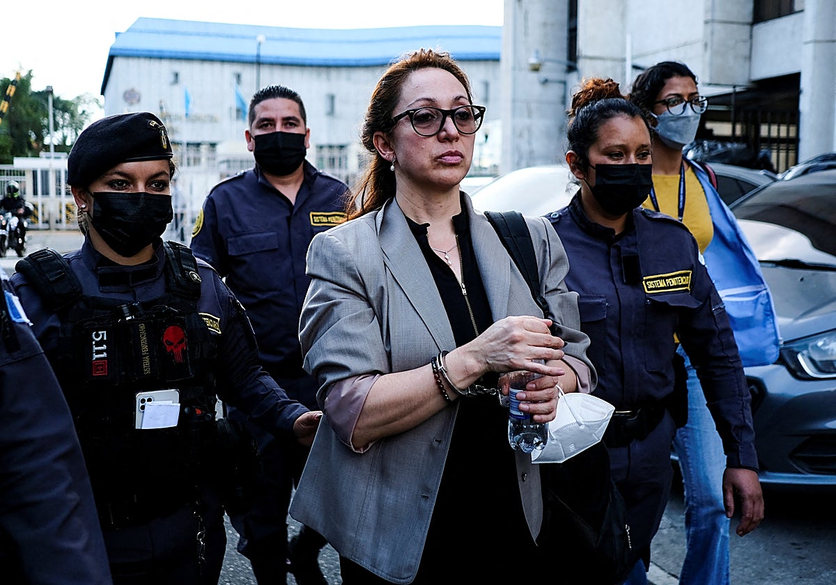 La exfiscal anticorrupción, Virgina Laparra, cuando era traslada ante el tribunal