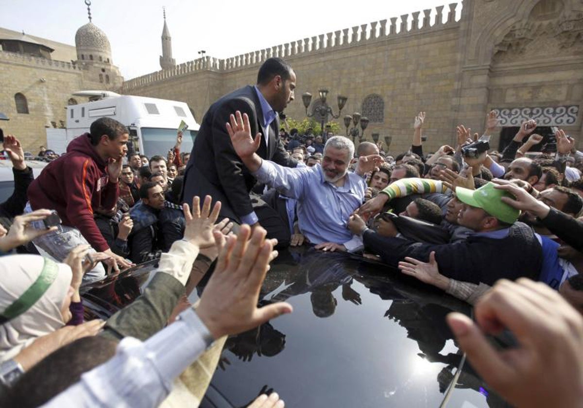 E líder de Hamás, Ismail Haniyeh, saluda a sus seguidores tras su discurso tras las oraciones del viernes en la mezquita de Al-Azhar en El Cairo