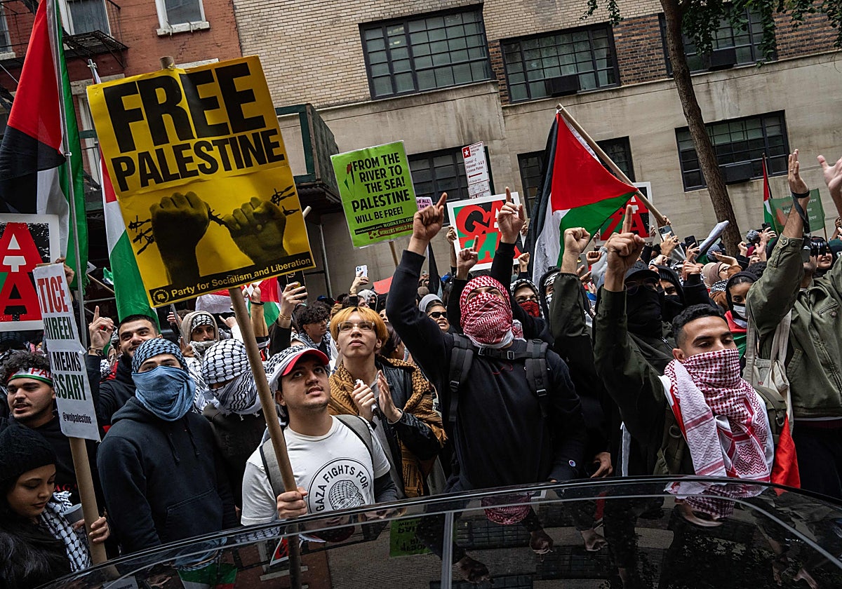 Manifestantes en apoyo de los palestinos gritan y gesticulan contra la Misión Permanente de Egipto, llamándoles traidores, durante una protesta en Nueva York