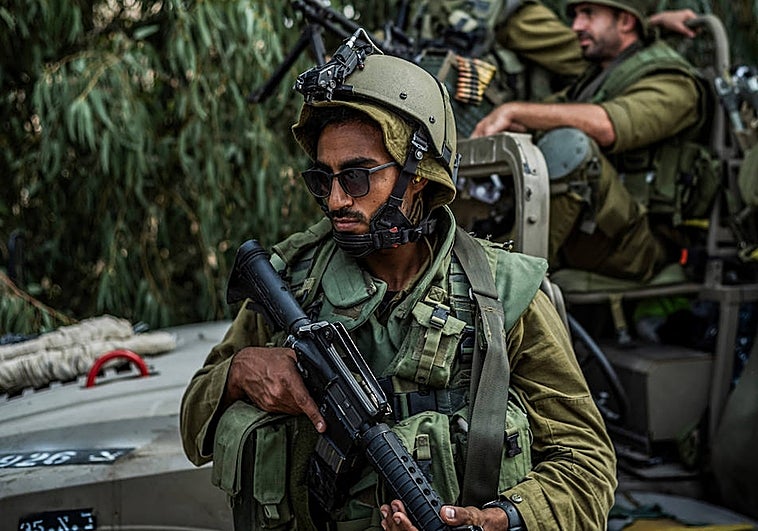 Un soldado israelí patrulla en los alrededores de Kfar Aza, uno de los escenarios de las matanzas