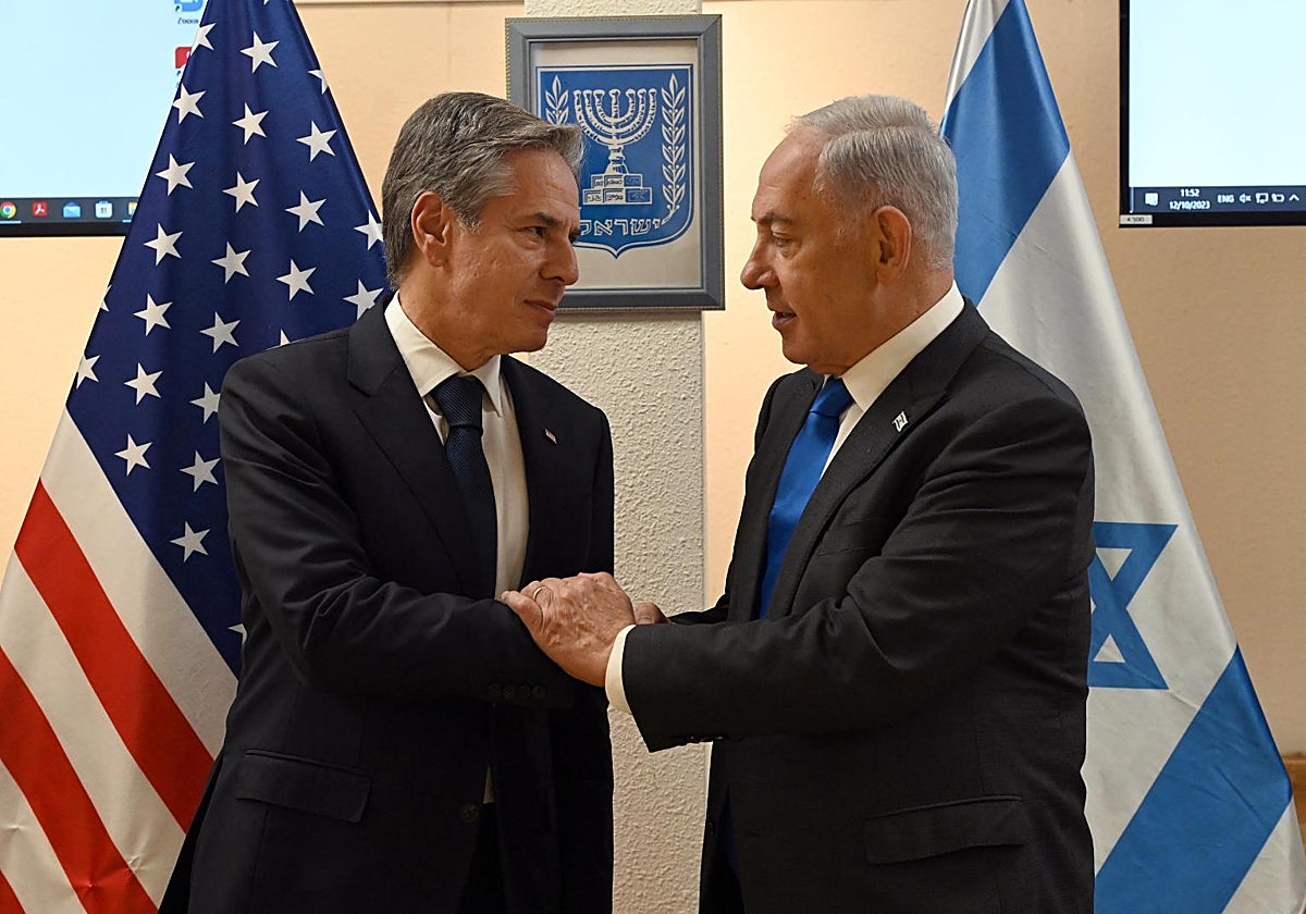 El secretario de Estado de EE.UUl, Antony Blinken, con el primer ministro israelí, Benjamin Netanyahu, ayer en Tel Aviv