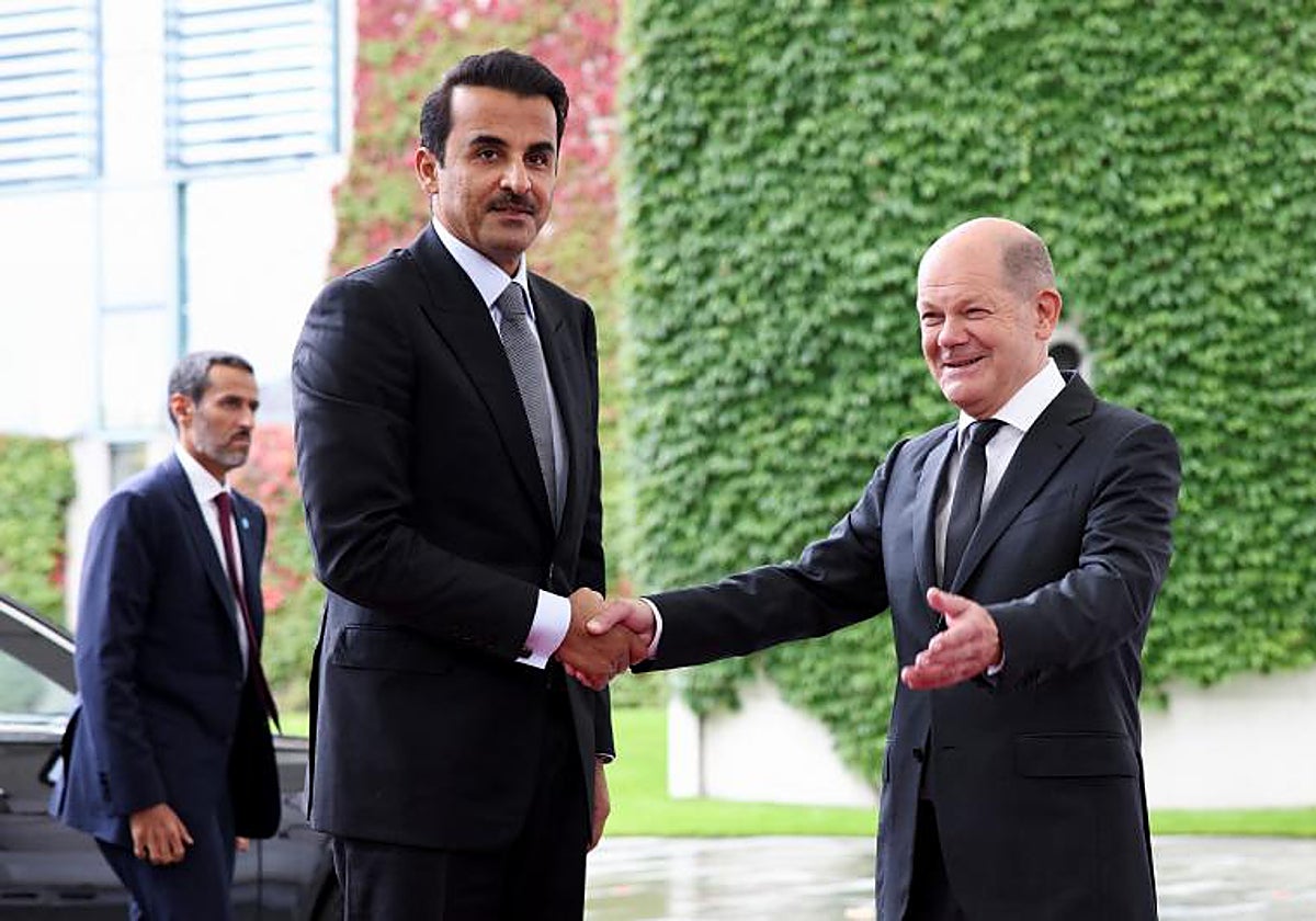 Olaf Scholz (derecha) y el emir de Qatar, Tamim bin Hamad Al Thani