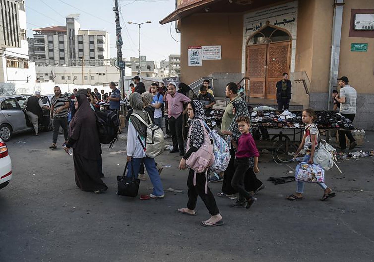 Habitantes de la franja de Gaza evacúan sus hogares tras el aviso de Israel