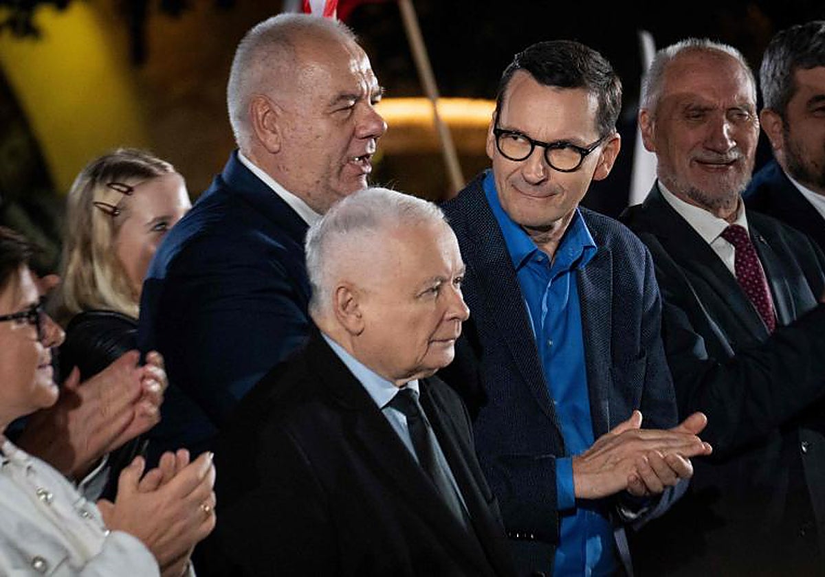 El primer ministro de Polonia, Mateusz Morawiecki, aplaude al vice primer ministro y líder del PiS, Jaroslaw Kaczynski