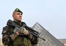 Evacúan el museo del Louvre y el Palacio de Versalles por amenaza de bomba, con Francia en máxima alerta antiterrorista