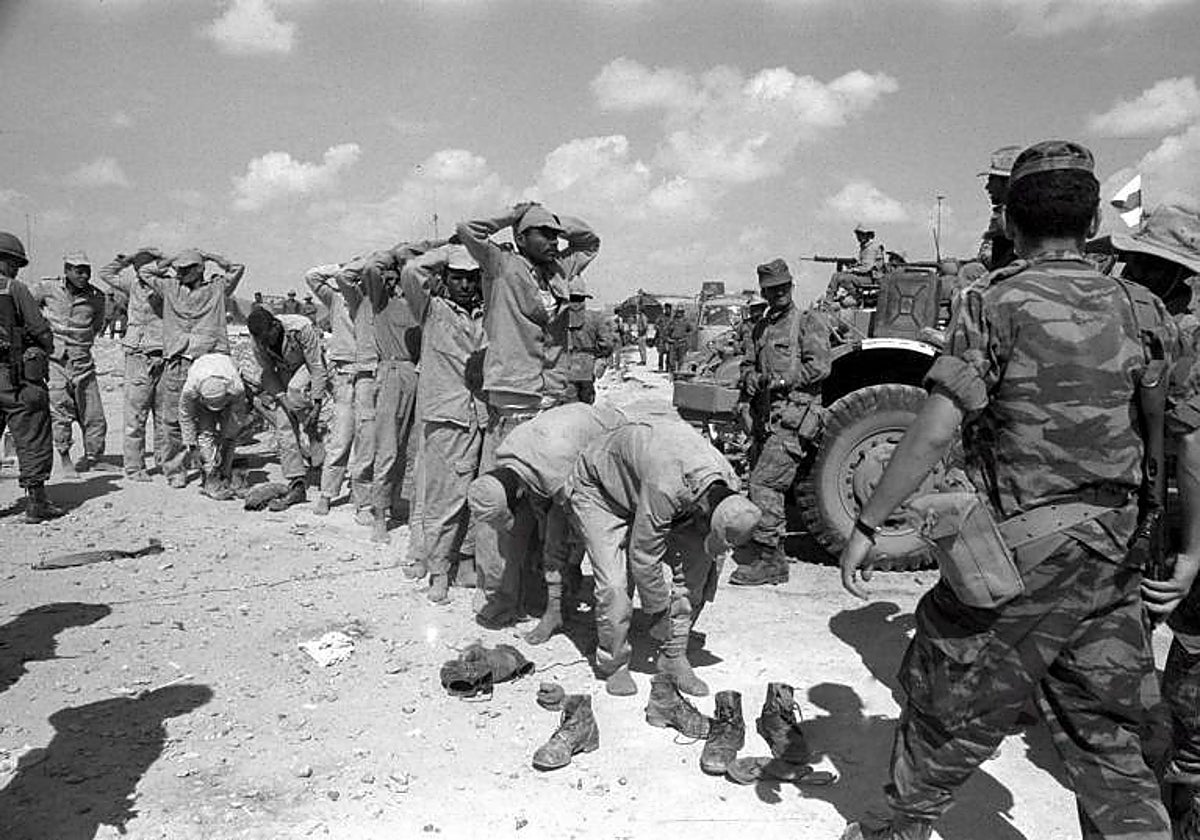Soldados israelíes con prisioneros egipcios durante la Guerra de los Seis Días, en 1967