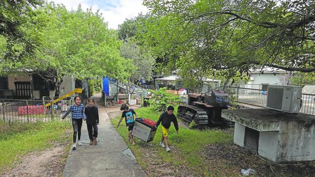 Varios niños juegan en el patio de un kibutz