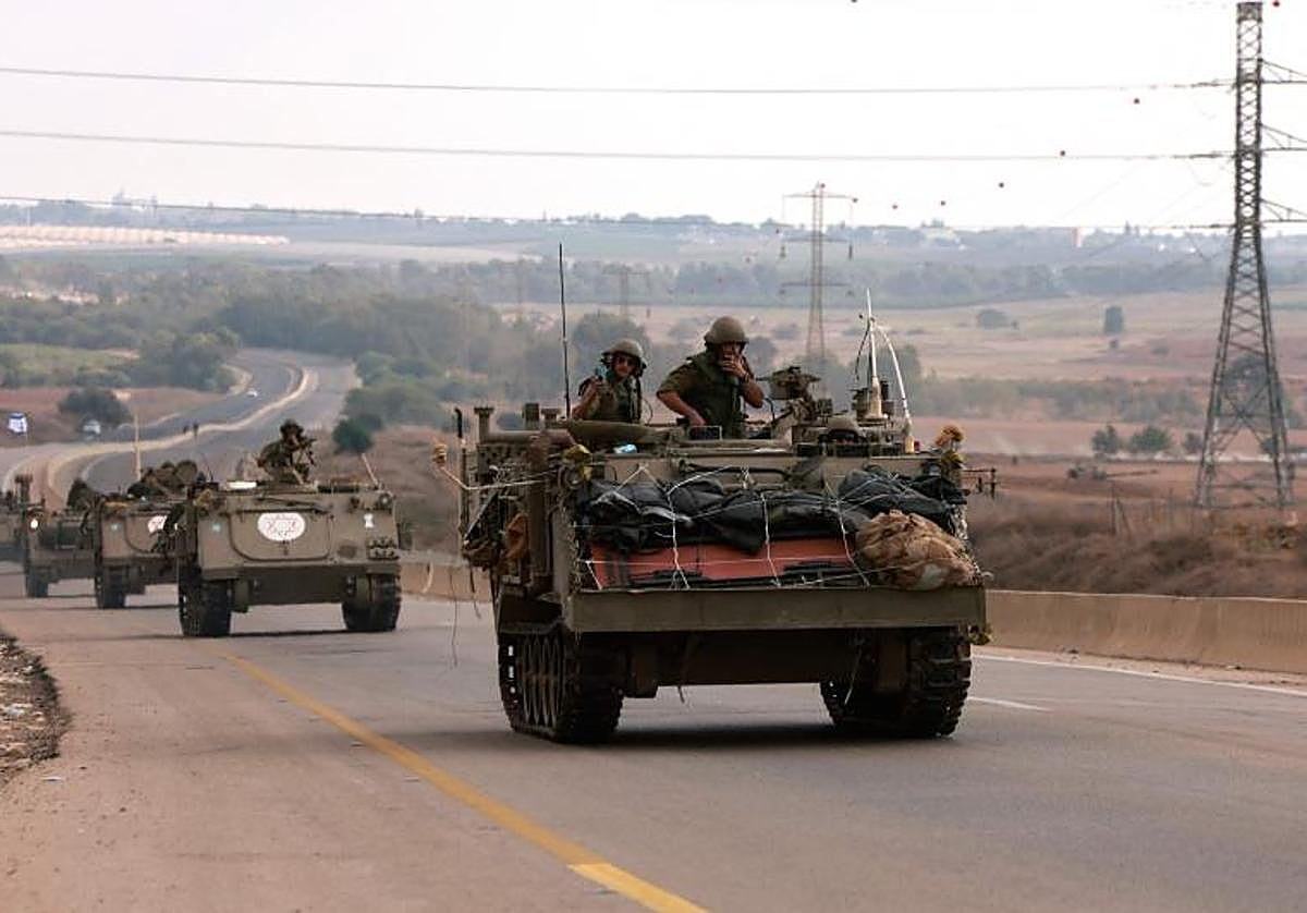Soldados israelíes viajan hacia la Franja de Gaza