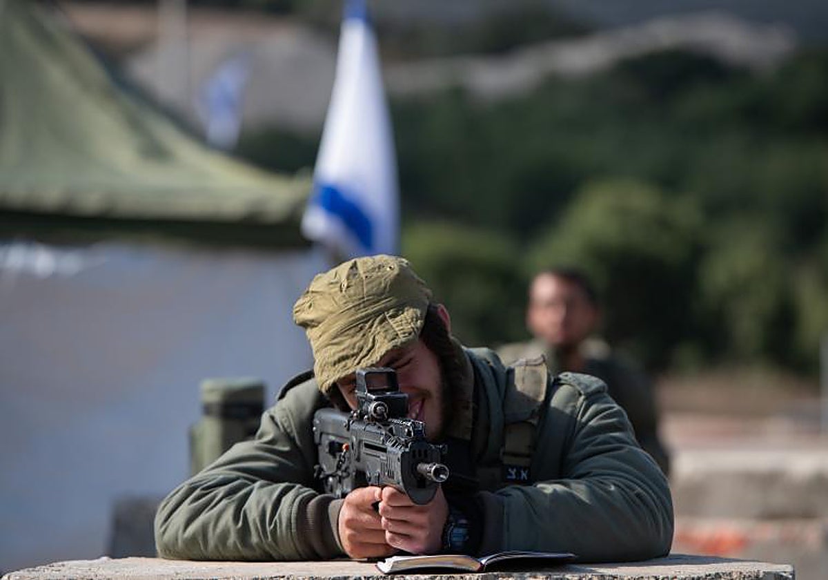 Soldados israelíes bloquean la carretera que conduce a Israel