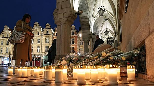 Varias personas rinden tributo al profesor asesinado en Arras (Francia)