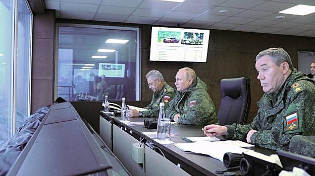 Vladímir Putin sigue unos ejercicios militares en el extremo oriental de Rusia en 2022