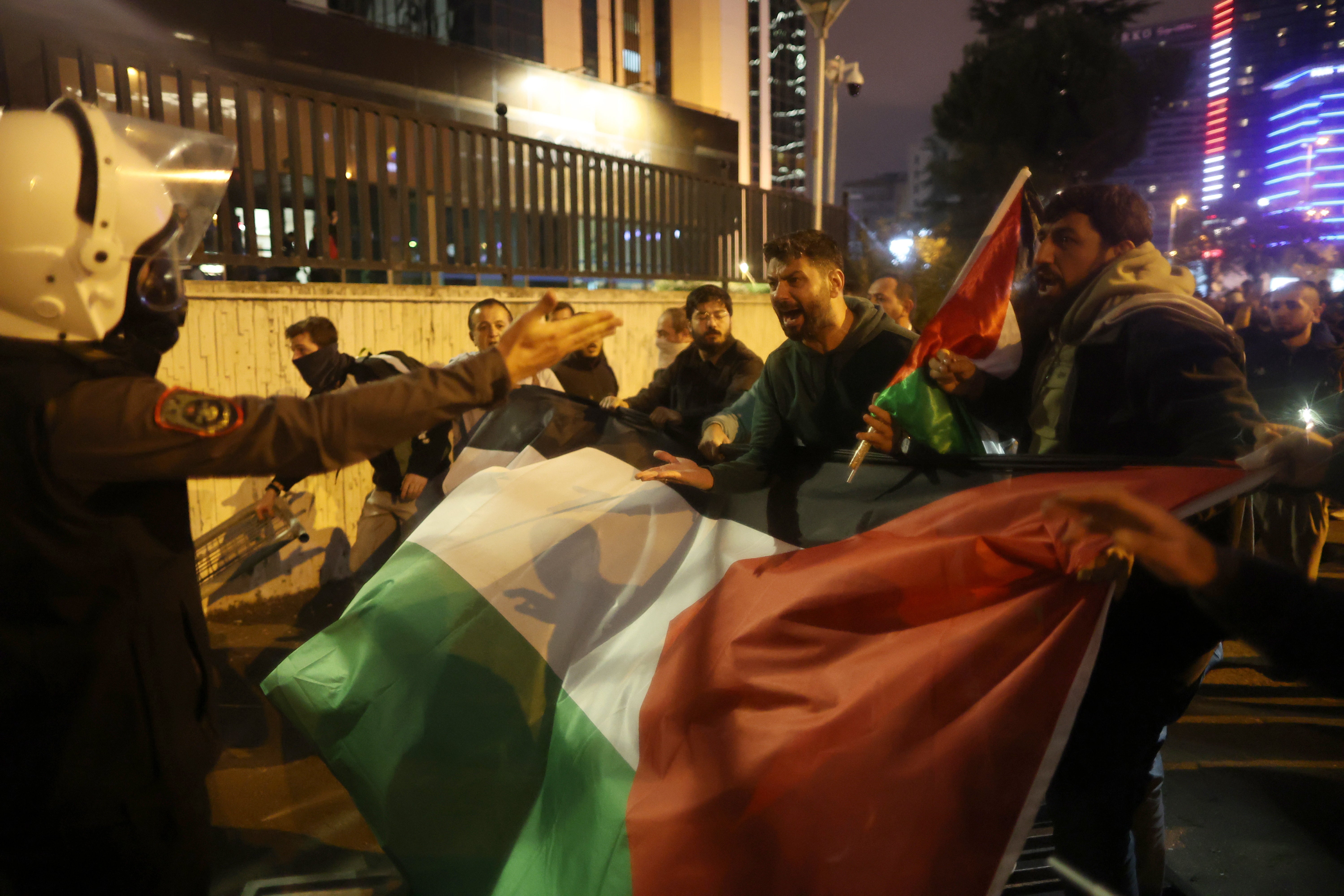 La policía impide el paso a manifestantes que intentaban entrar en el consulado israelí en Turquía. 