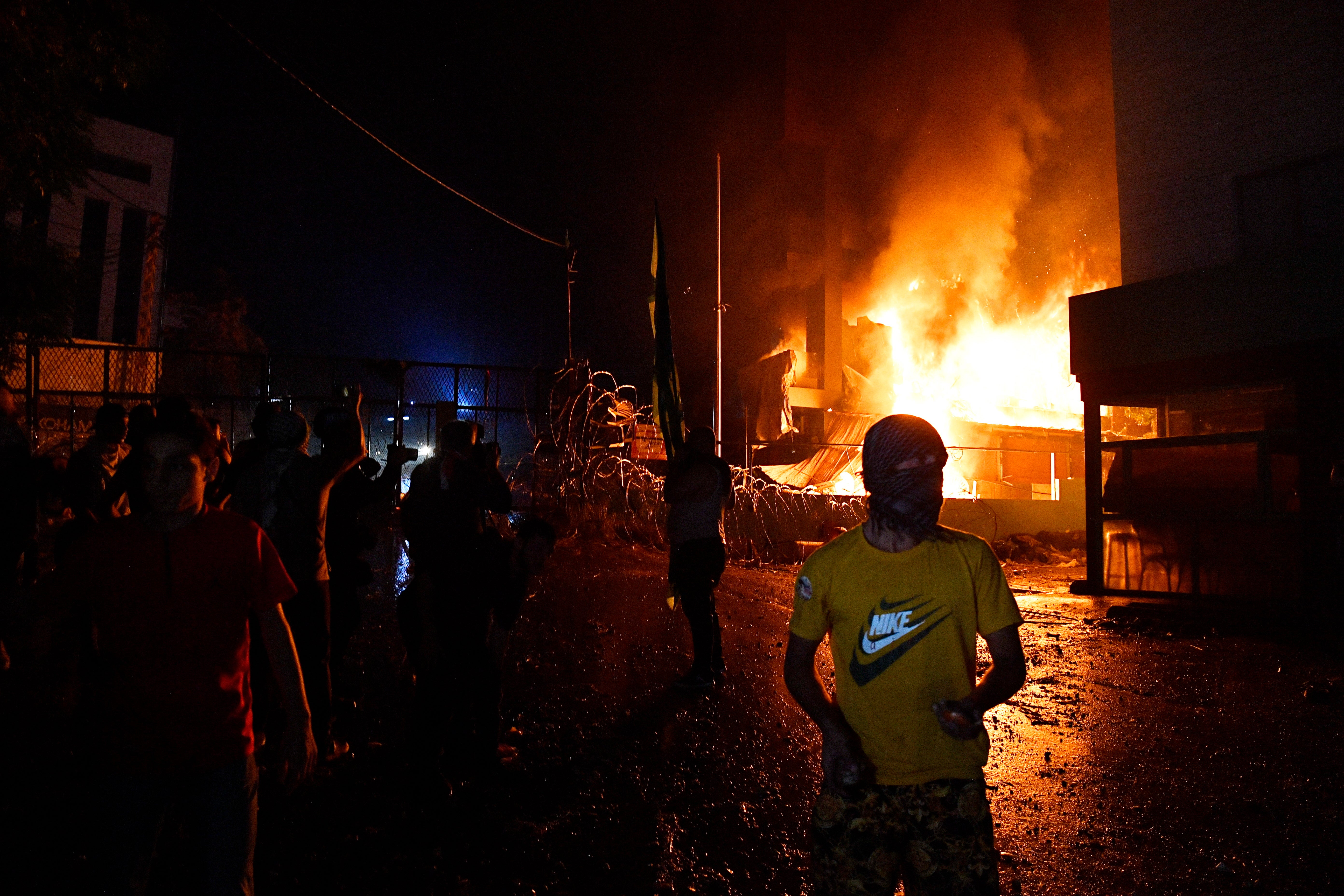Varias personas  frente a la embajada de Estados Unidos en Líbano. 