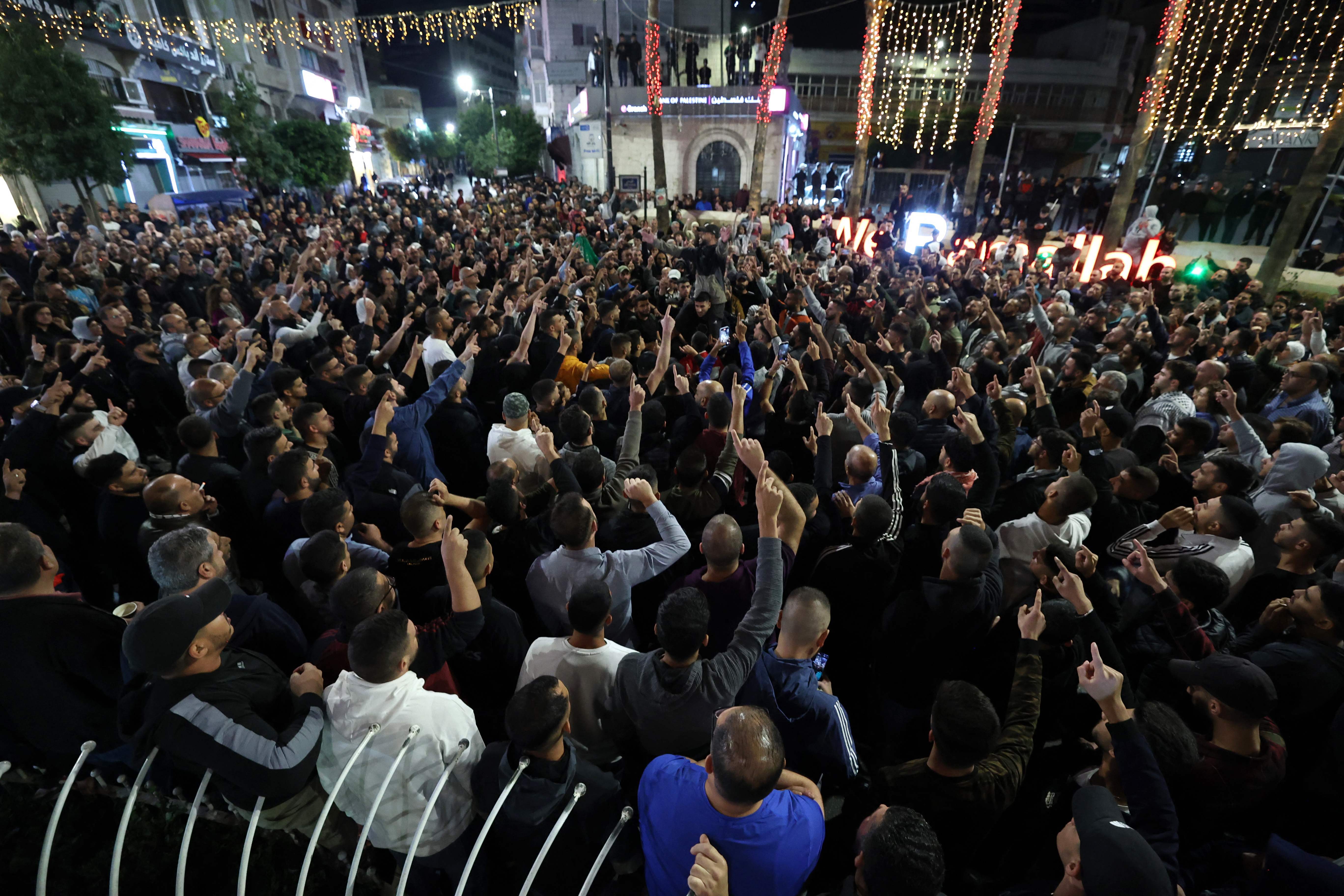 Palestinos se manifiestan en solidaridad con los palestinos de la Franja de Gaza en la ciudad cisjordana de Ramallah. 