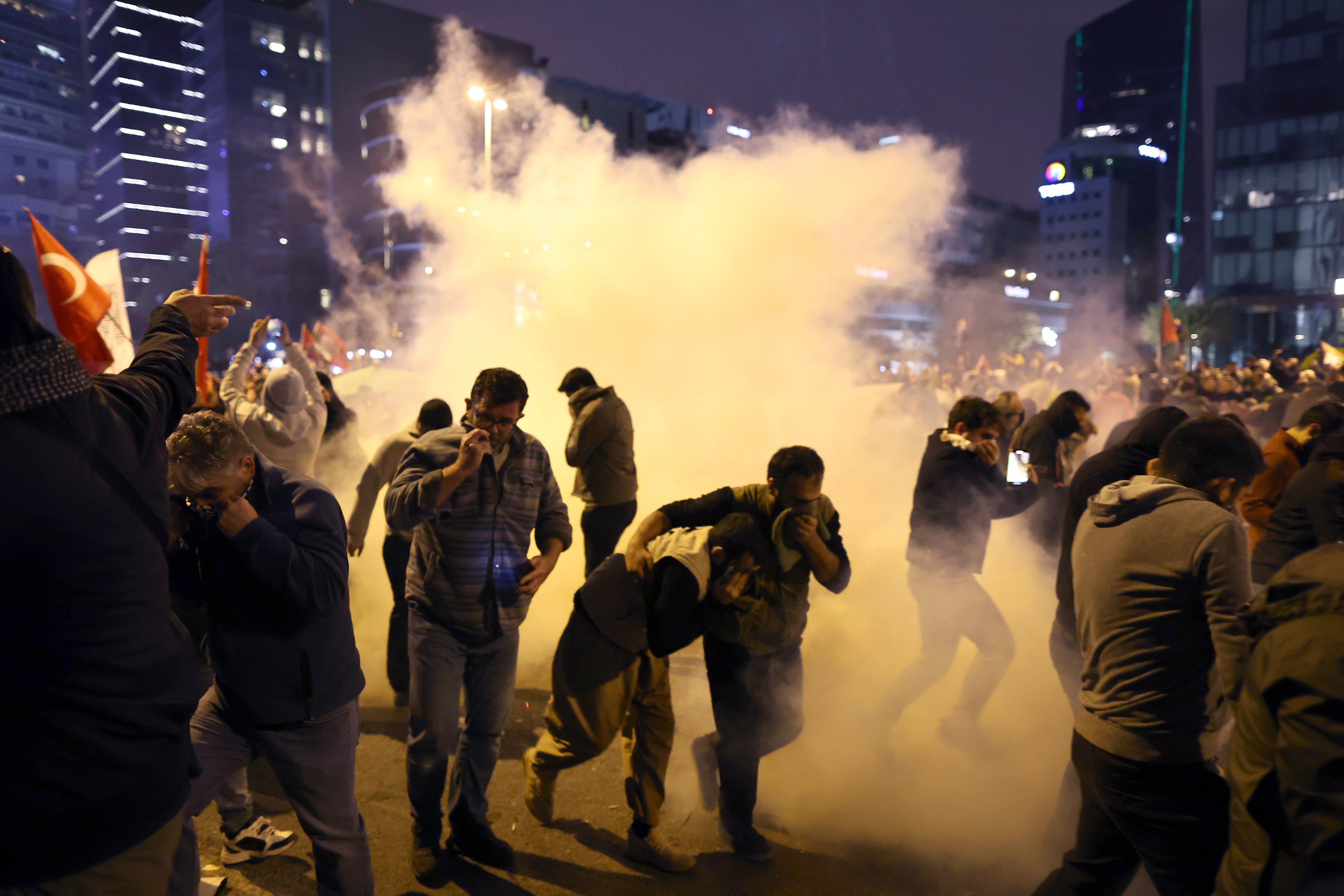 Manifestantes huyendo del humo de los gases lacrimógenos en Turquía. 