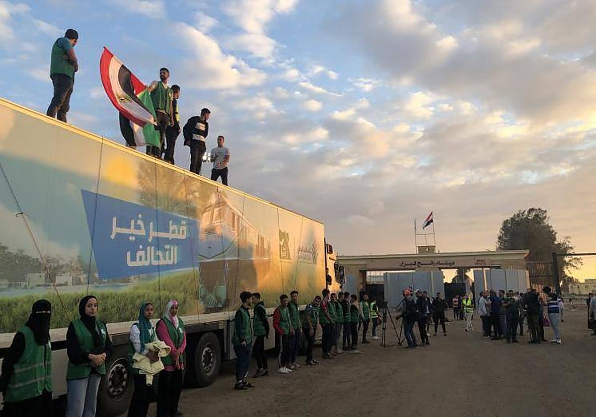 Un camión con ayuda humanitaria en la frontera entre Gaza y Egipto