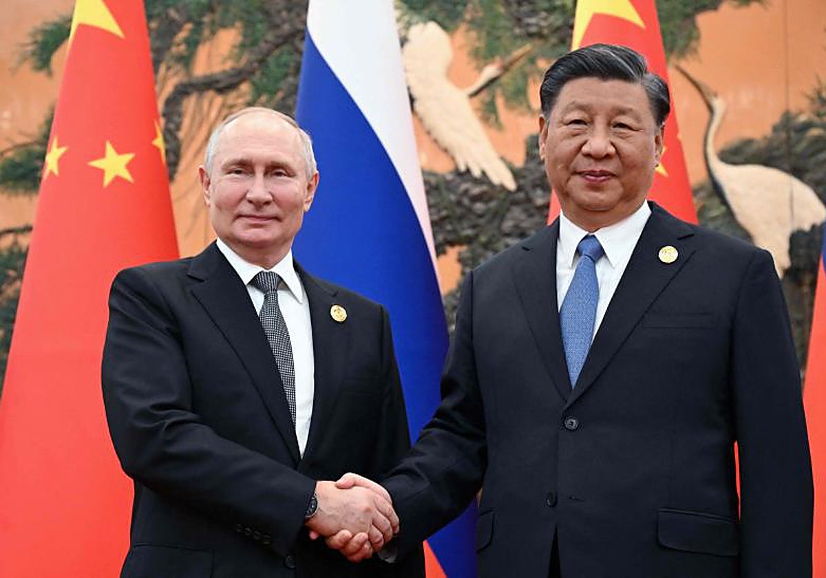 Vladímir Putin y Xi Jinping, antes de la reunión entre ambos celebrada en Pekín