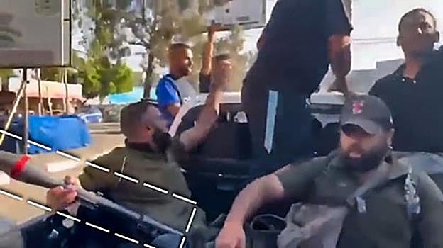 Un miembro de Hamás sostiene lo que parece ser un cohete de fabricación norcoreana (en un recuadro blanco). La imagen es una captura de pantalla de un vídeo compartido por la cuenta @Warnoir en X (antes Twitter)