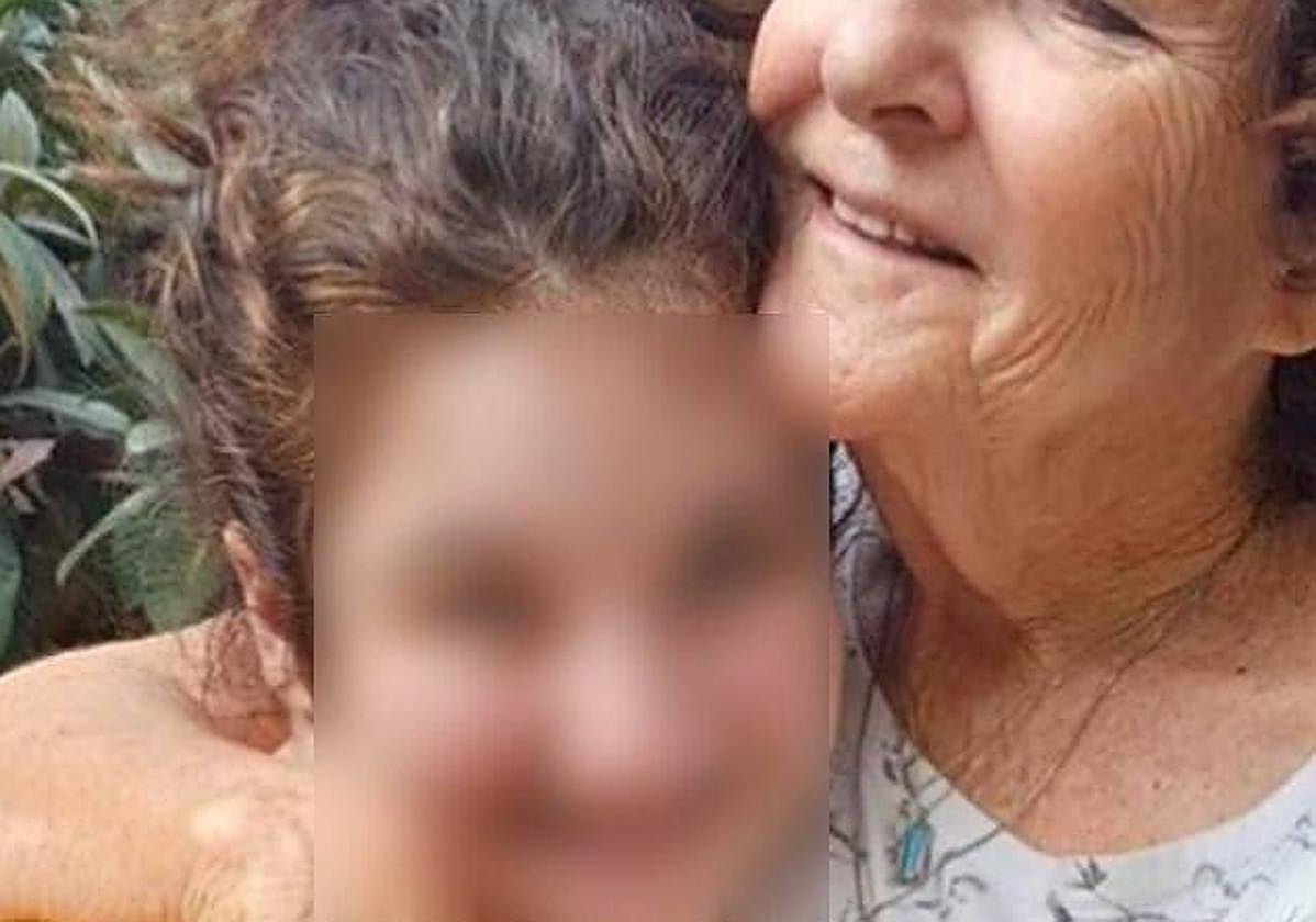 La pequeña Noya Dan y su abuela Carmela