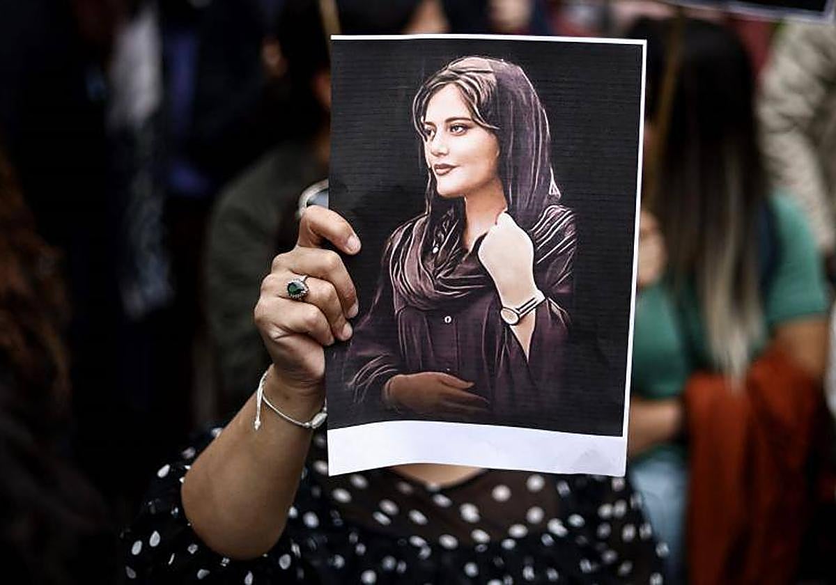 Un manifestante sostiene un retrato de Mahsa Amini durante una manifestación en su apoyo frente a la embajada de Irán en Bruselas en 2022