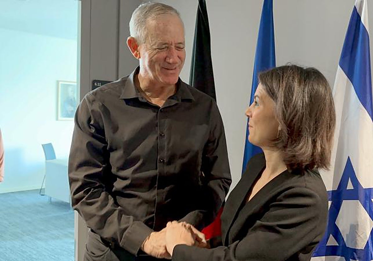 Annalena Baerbock, ministra de Exteriores alemana, junto a Benny Gantz, miembro del Gobierno de emergencia israelí