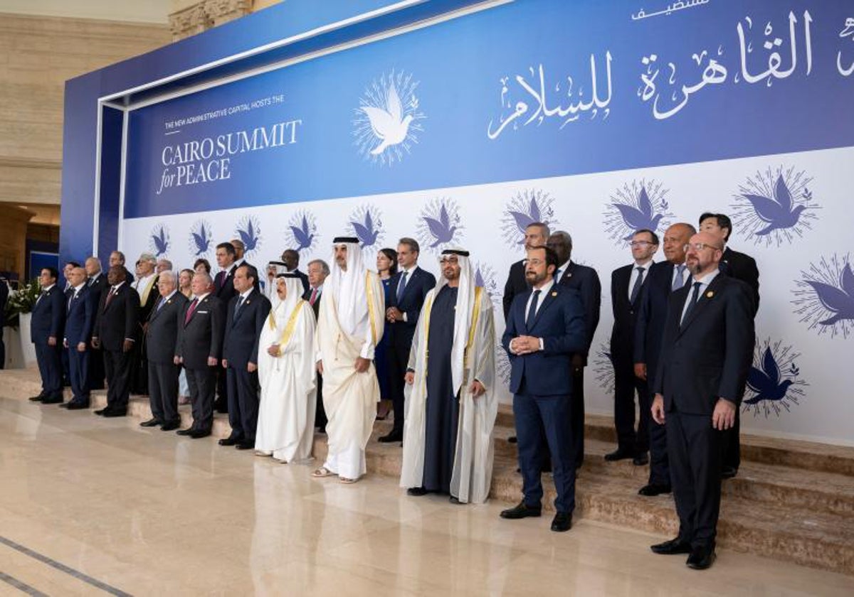 Foto de familia de los participantes en la cumbre de El Cairo