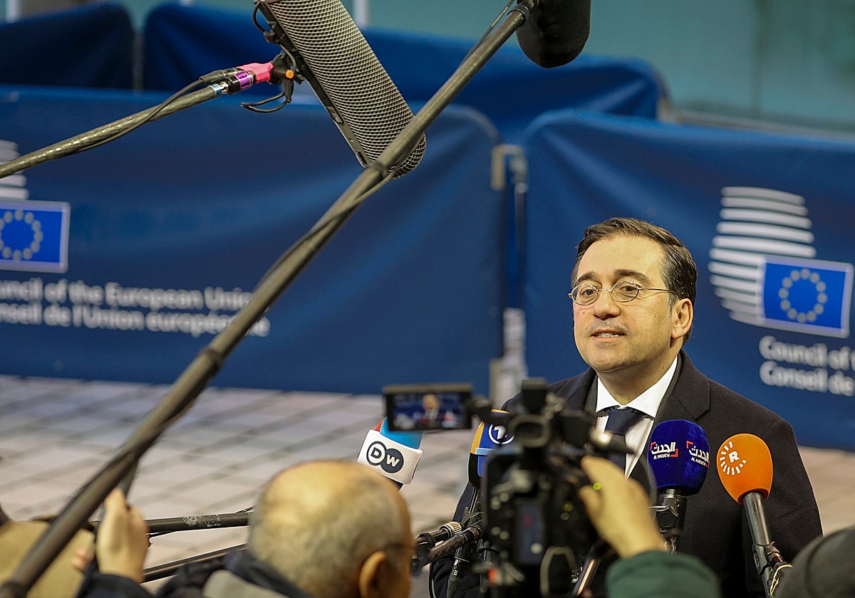 José Manuel Albares, habla con los medios de comunicación antes de la reunión del Consejo de Asuntos Exteriores en Luxemburgo.