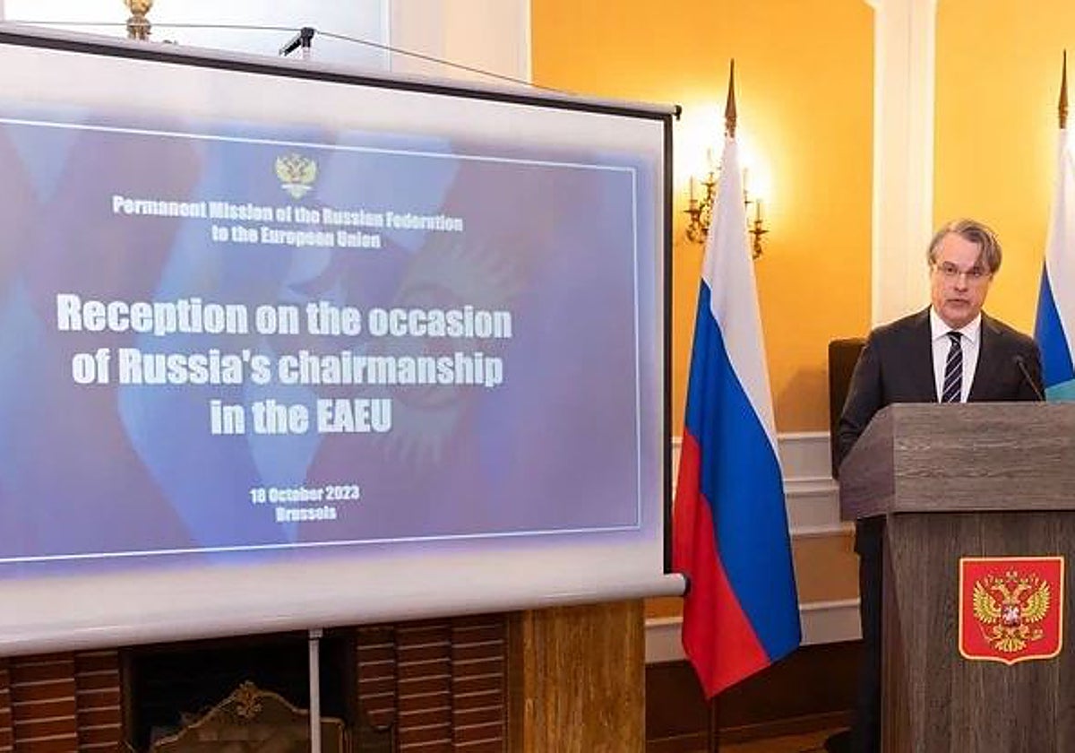 El director de la Misión Permanente de Rusia en Bruselas, Kirill Logvinov