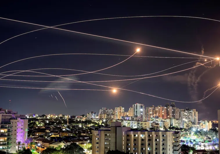 El sistema antimisiles Cúpula de Hierro de Israel intercepta cohetes lanzados desde la Franja de Gaza, visto desde Ashkelon, en el sur de Israel.