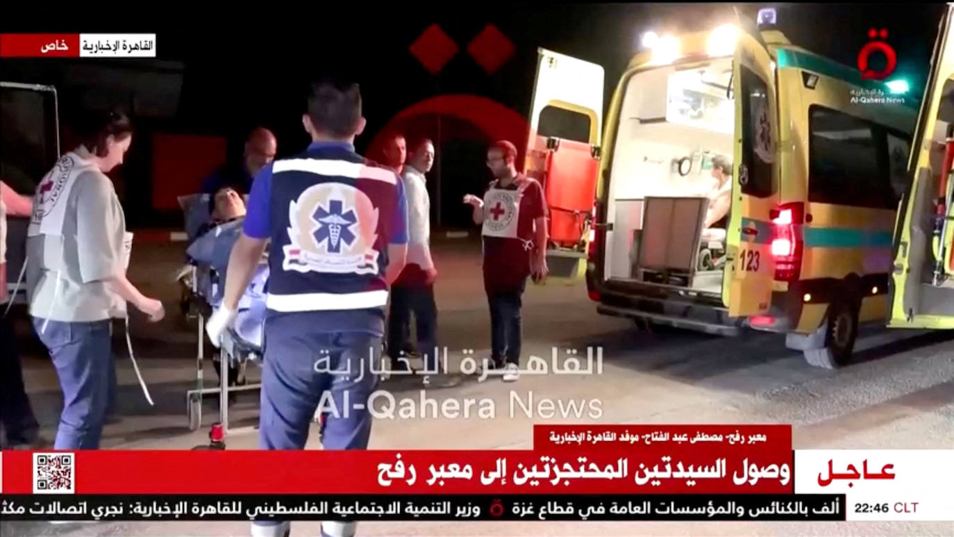 Una de las rehenes es trasladada a una ambulancia