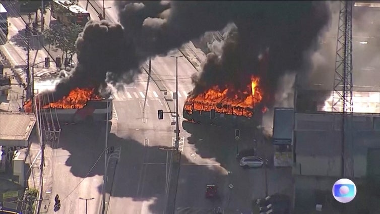 Jornada de terror en Río de Janeiro: 35 autobuses incendiados tras la muerte de un paramilitar