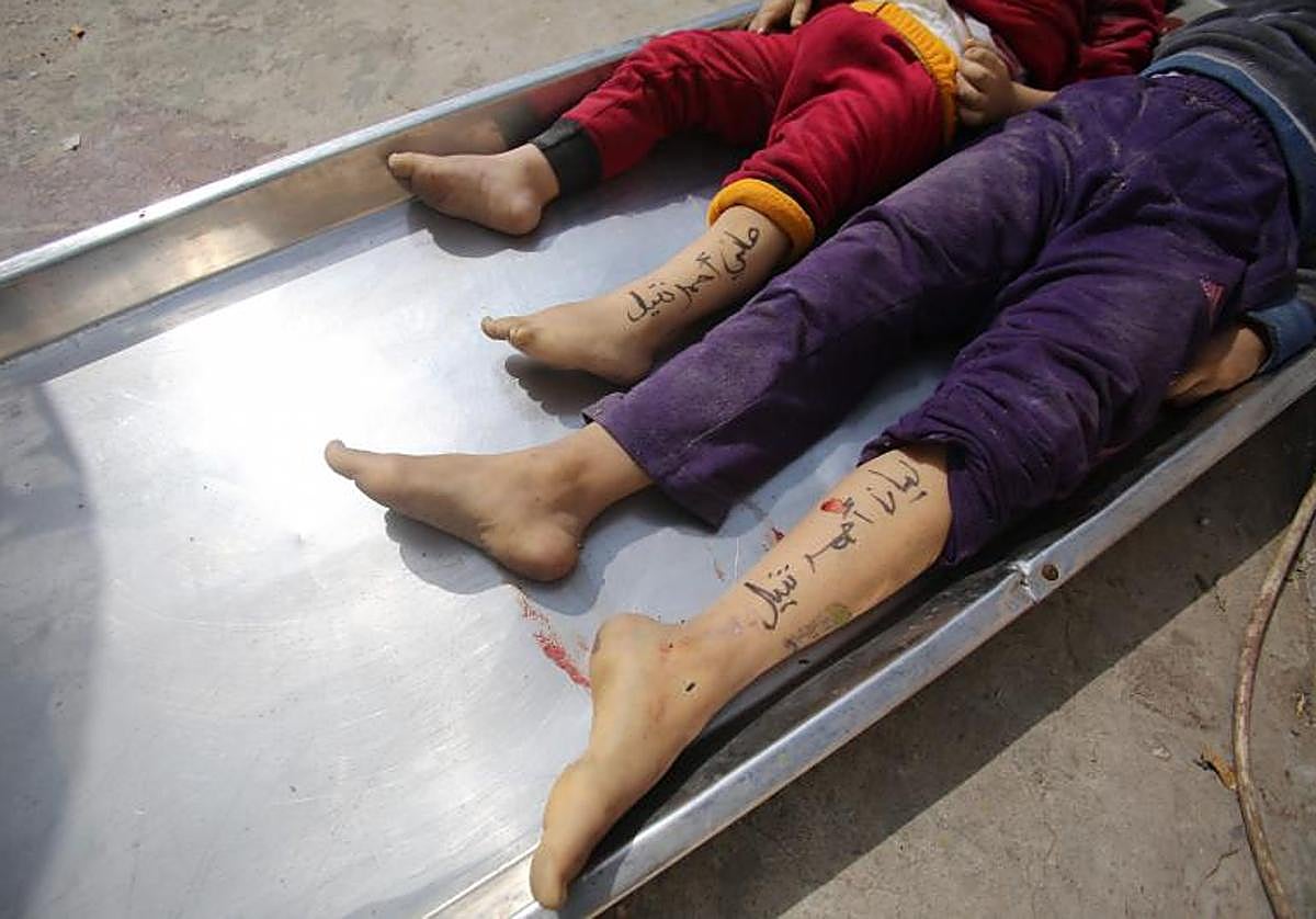 Los cuerpos sin vida de Hani (con el pantalón rojo) y Layan (de azul) con sus nombres escritos en sus piernas por sus padres