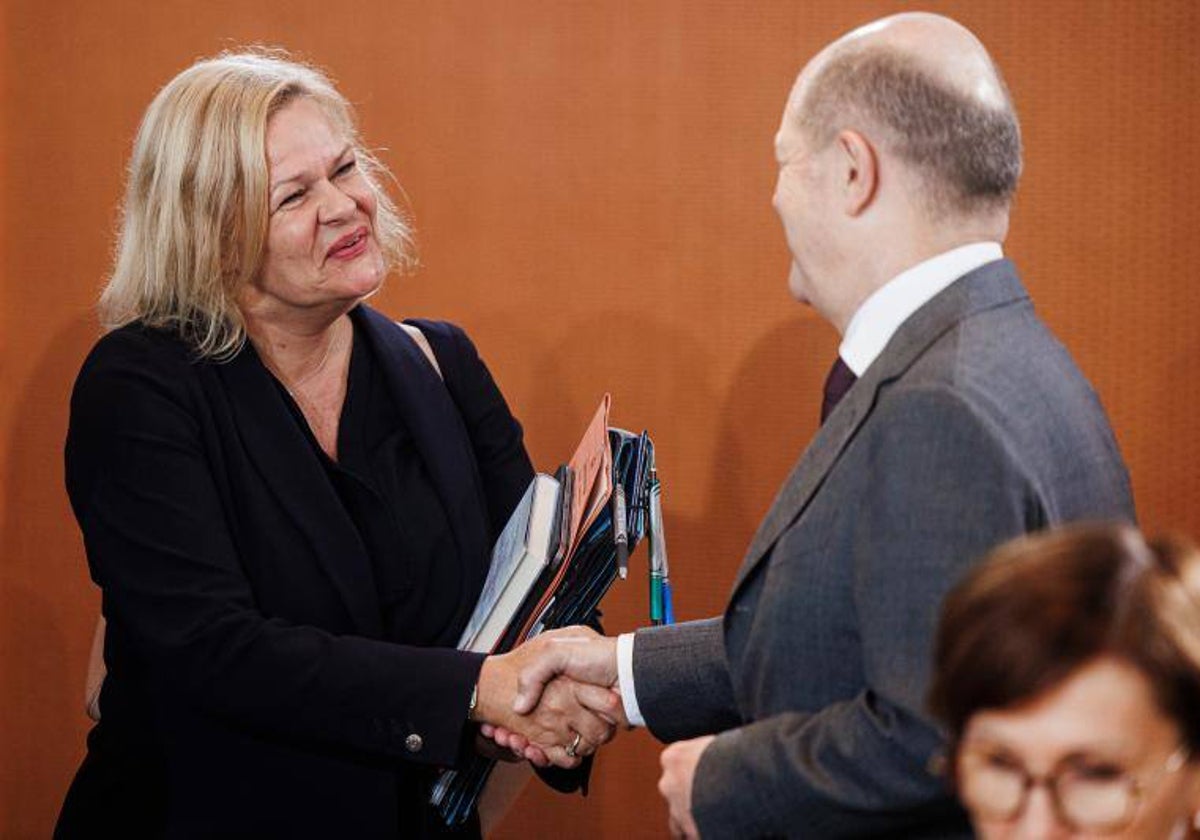 El canciller alemán Olaf Scholz saluda a la ministra de Interior, Nancy Faeser, antes del Consejo de Ministros