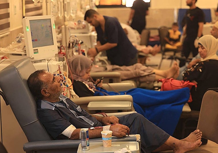Varios pacientes reciben atención médica en un hospital de Khan Yunis, en la Franja de Gaza