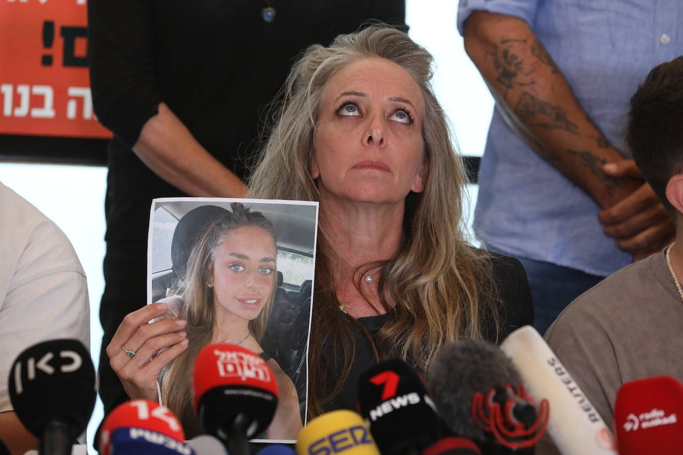 La madre de Mia Schem, Keren, con una foto de su hija
