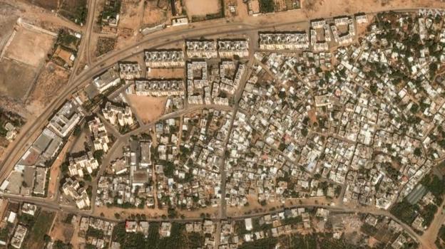 Imagen antes - Imagenes satelitales del barrio de Izbat Beit Hanoun tomadas el 10 y el 21 de octubre de 2023