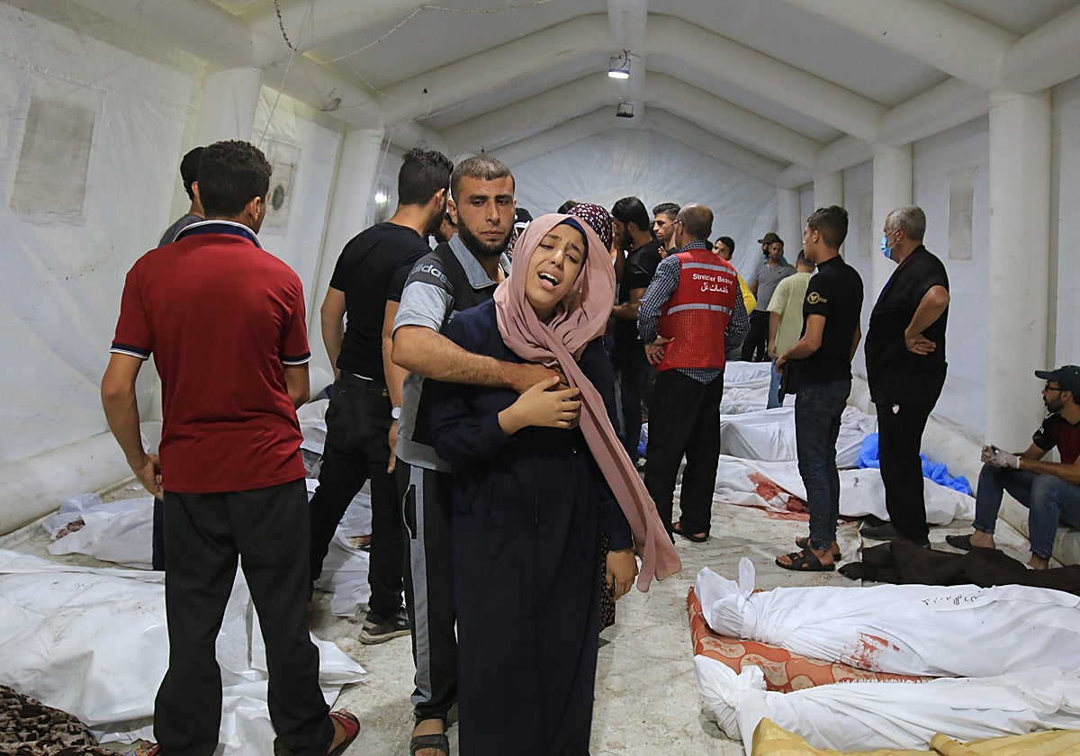 Palestinos en el Hospital Shifa lloran a los muertos en los ataques de Israel, en la ciudad de Gaza