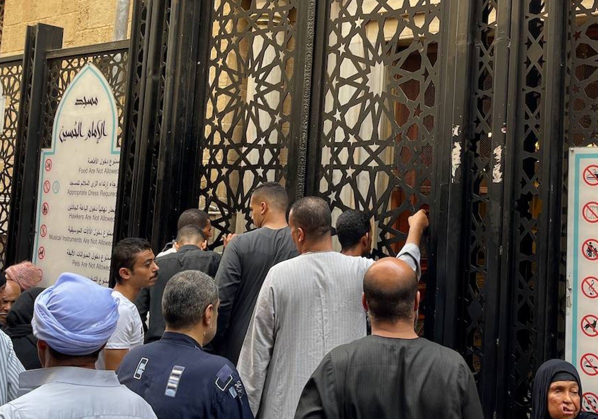 Tras el rezo del mediodía, algunas mezquitas del centro de El Cairo, como esta de Al Hussein, fueron cerradas para impedir manifestaciones a favor de Palestina que puedan derivar en protestas islamistas contra el Gobierno de Al Sisi