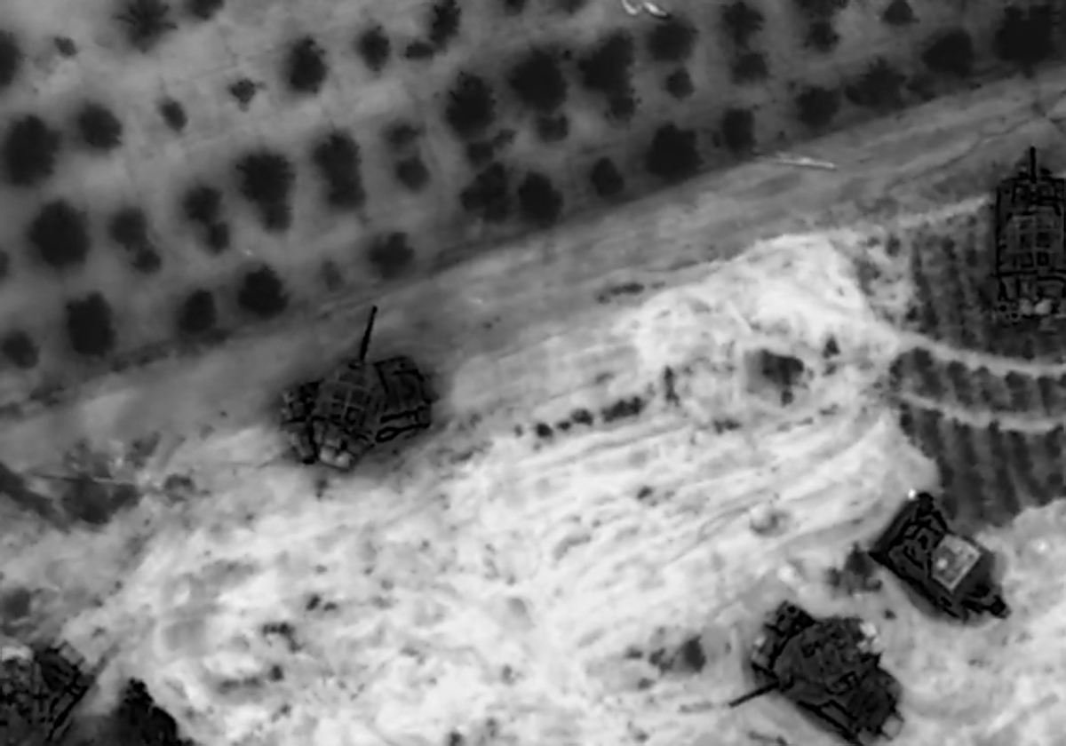 Imagen aérea de tanques israelíes este viernes en Gaza