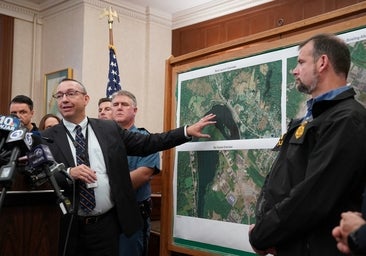 Búsqueda frenética por bosques, ríos y montañas del tirador de Maine