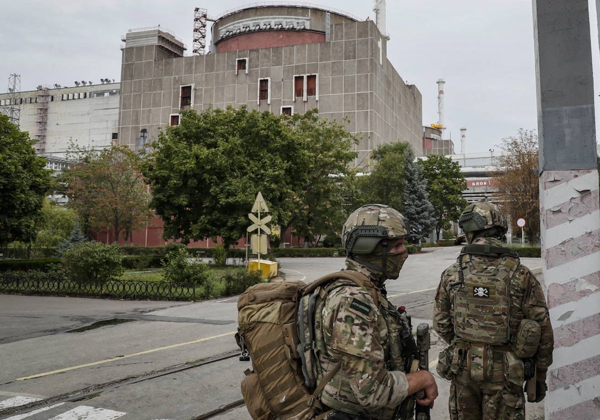 Una pareja de militares rusos hace guardia en los alrededores de la central nuclear de Zaporiyia