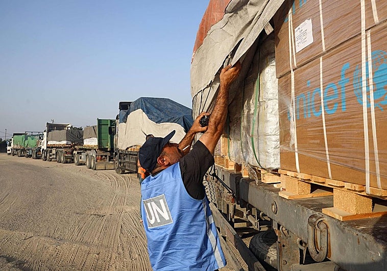 La ayuda humanitaria entra por el paso de Rafah (Egipto) a Gaza