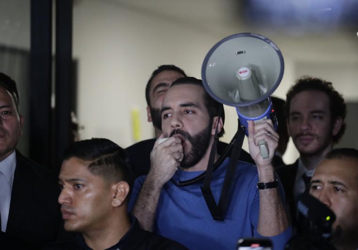 El presidente de El Salvador, Nayib Bukele, sale del Tribunal Supremo  tras inscribirse como candidato a la presidencia