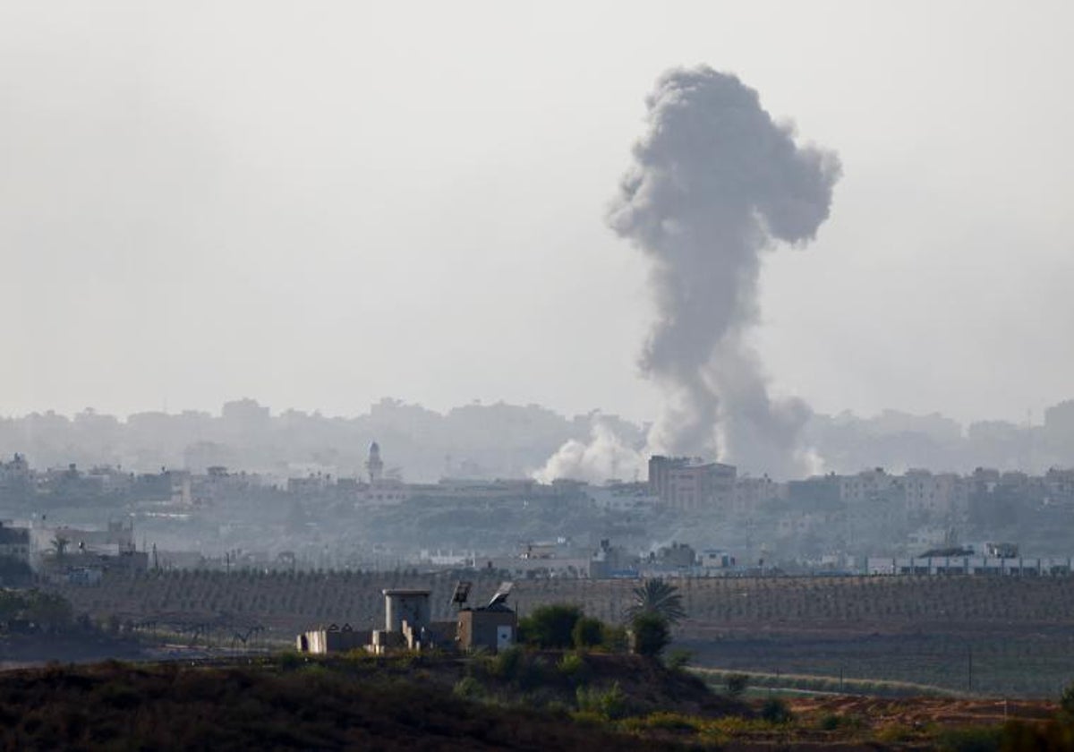 El humo se eleva después del lanzamiento de cohetes desde la Franja de Gaza hacia Israel, visto desde Israel