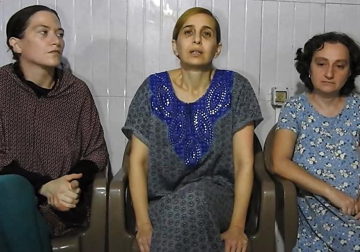 Captura del vídeo difundido por Hamás en el que aparecen tres israelíes secuestradas