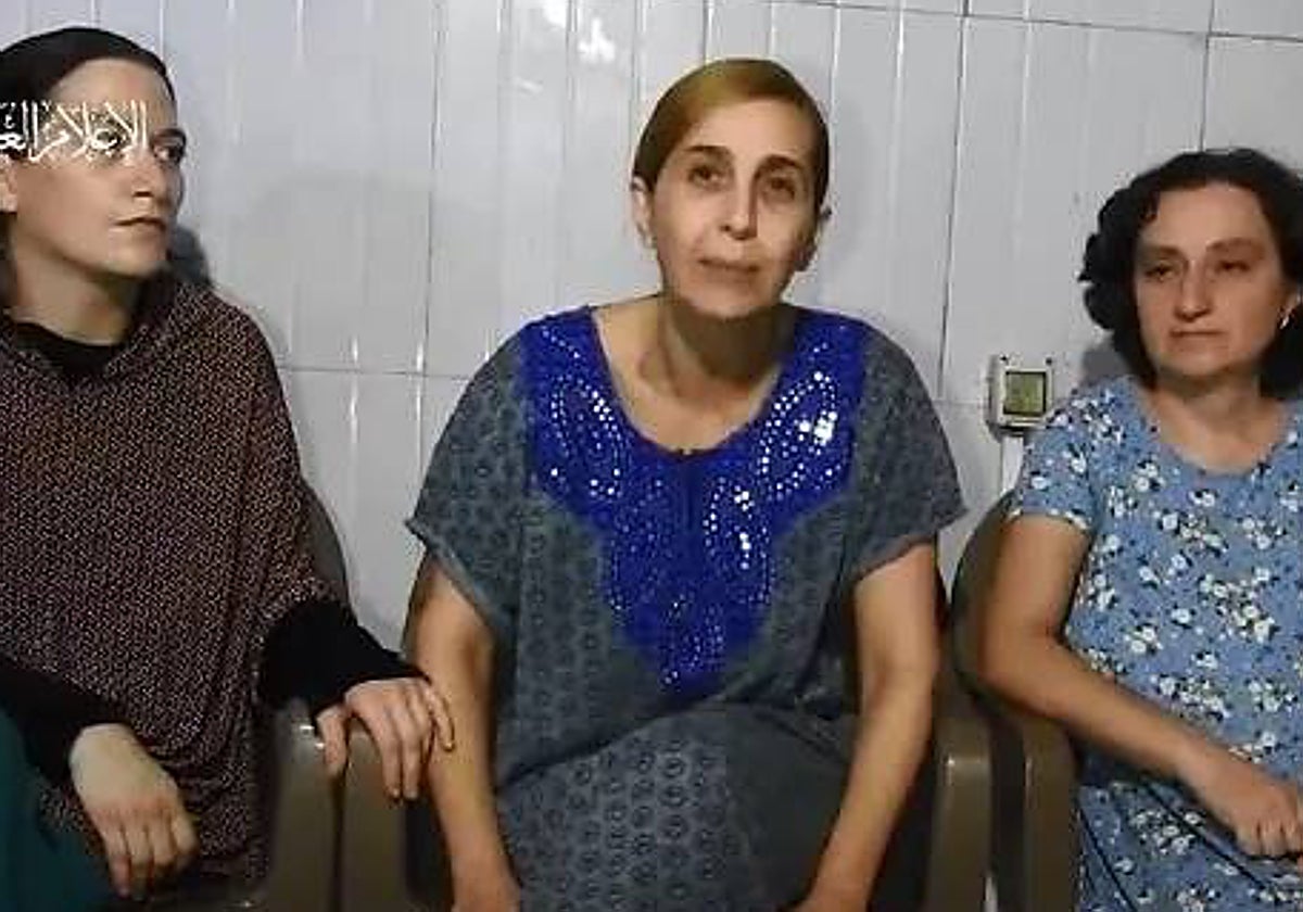 Las tres presuntas rehenes israelíes durante el video grabado y difundido por Hamás