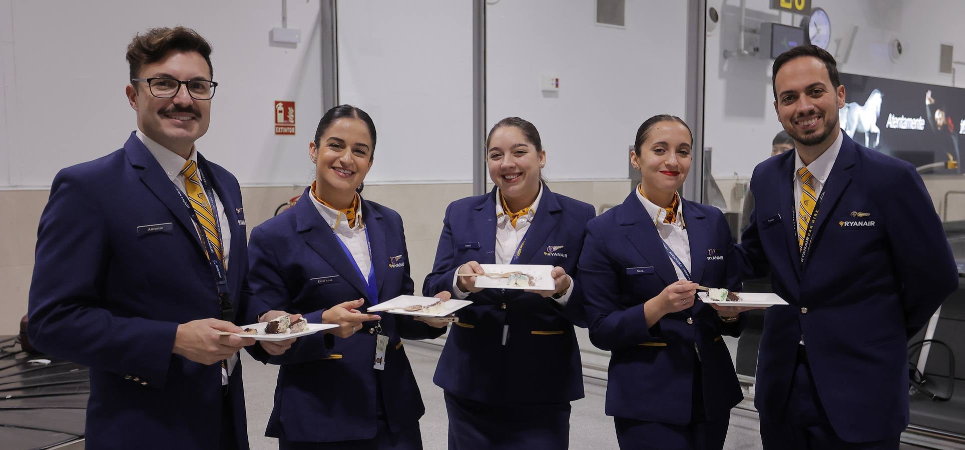 Acto de bienvenida de la línea al que asisten el director del aeropuerto, Sergio Millanes y la country manager de Ryanair en España, Elena Cabrera